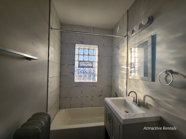 Building Photo - 652 E 81st St