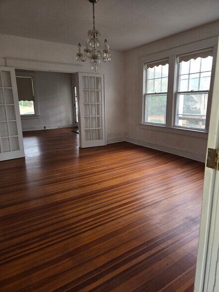 Building Photo - 611 S Broad St