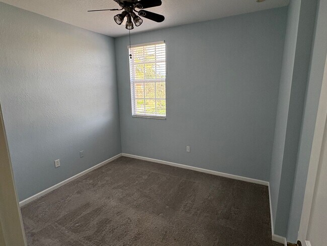 Building Photo - 3/2/1 Townhome in River Glen!
