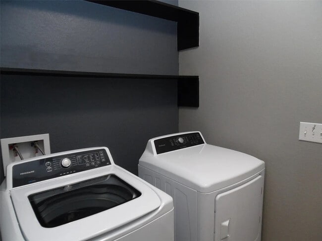 Building Photo - Room in House on Independence Ave