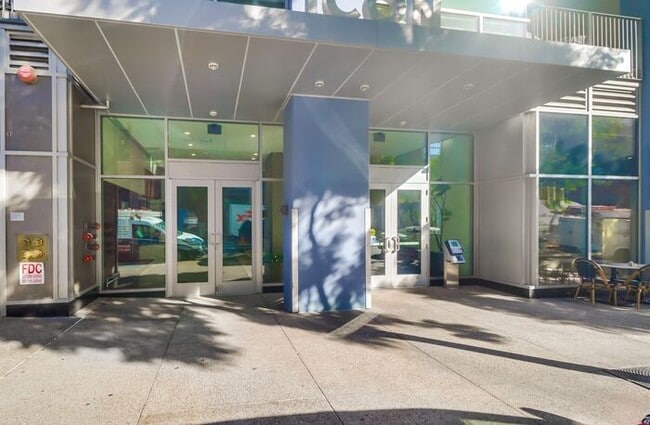 Building Photo - Stunning 1Bdm 1Ba Condo in the Heart of Do...