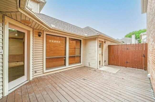 Building Photo - 18226 Vinland Dr