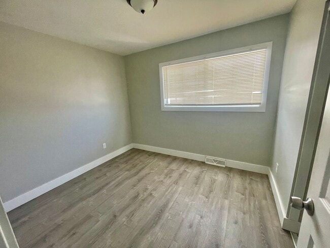 Building Photo - 3 Bed 1 Bath- South Park PA