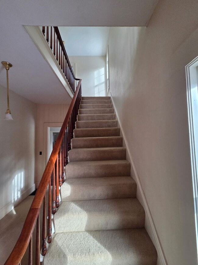 Building Photo - 4 Bed 2 Bath