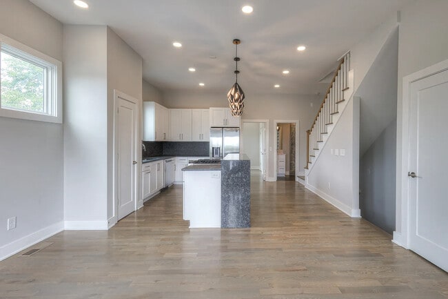Building Photo - 2137 Buena Vista Pike