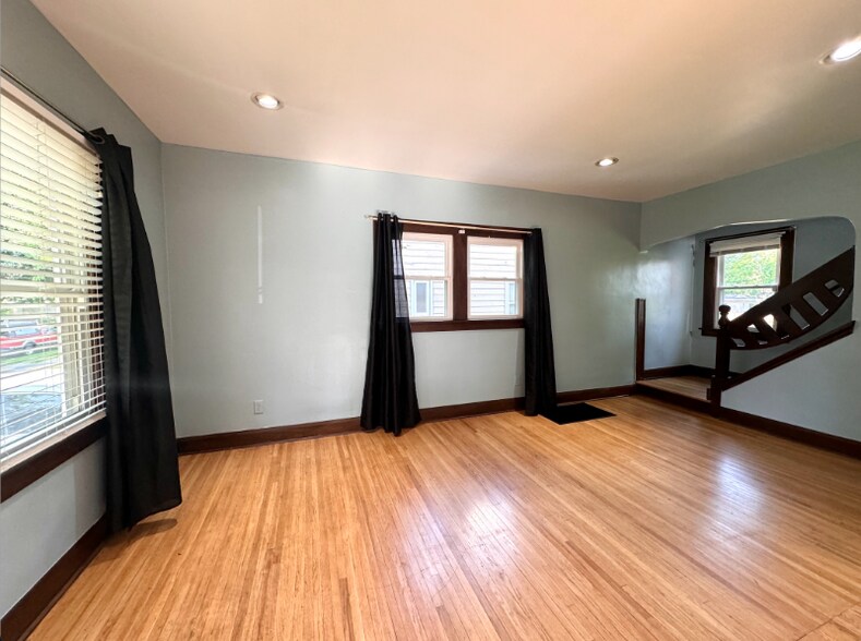 Building Photo - 930 Brinton Dr