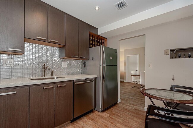 Building Photo - 500 Bayview Dr