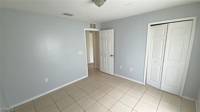Building Photo - 832 Palomino St E
