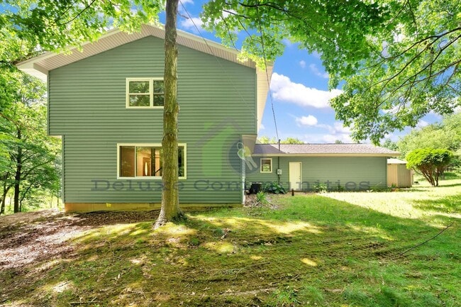 Building Photo - 4 bedroom 3.5 bath