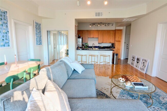 Building Photo - 3225 Turtle Creek Blvd Blvd