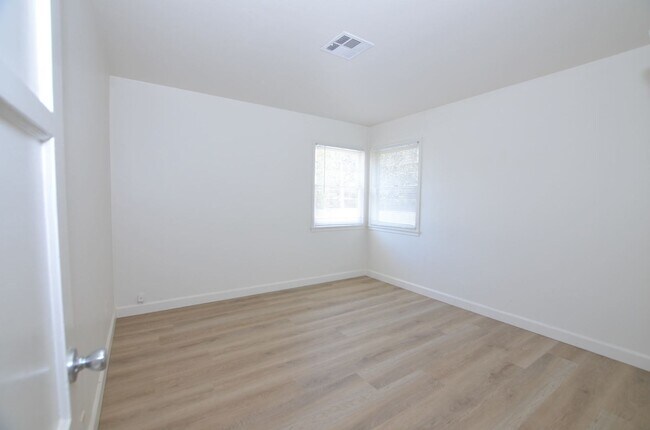 Building Photo - 2Bd/1Ba Single Family Home