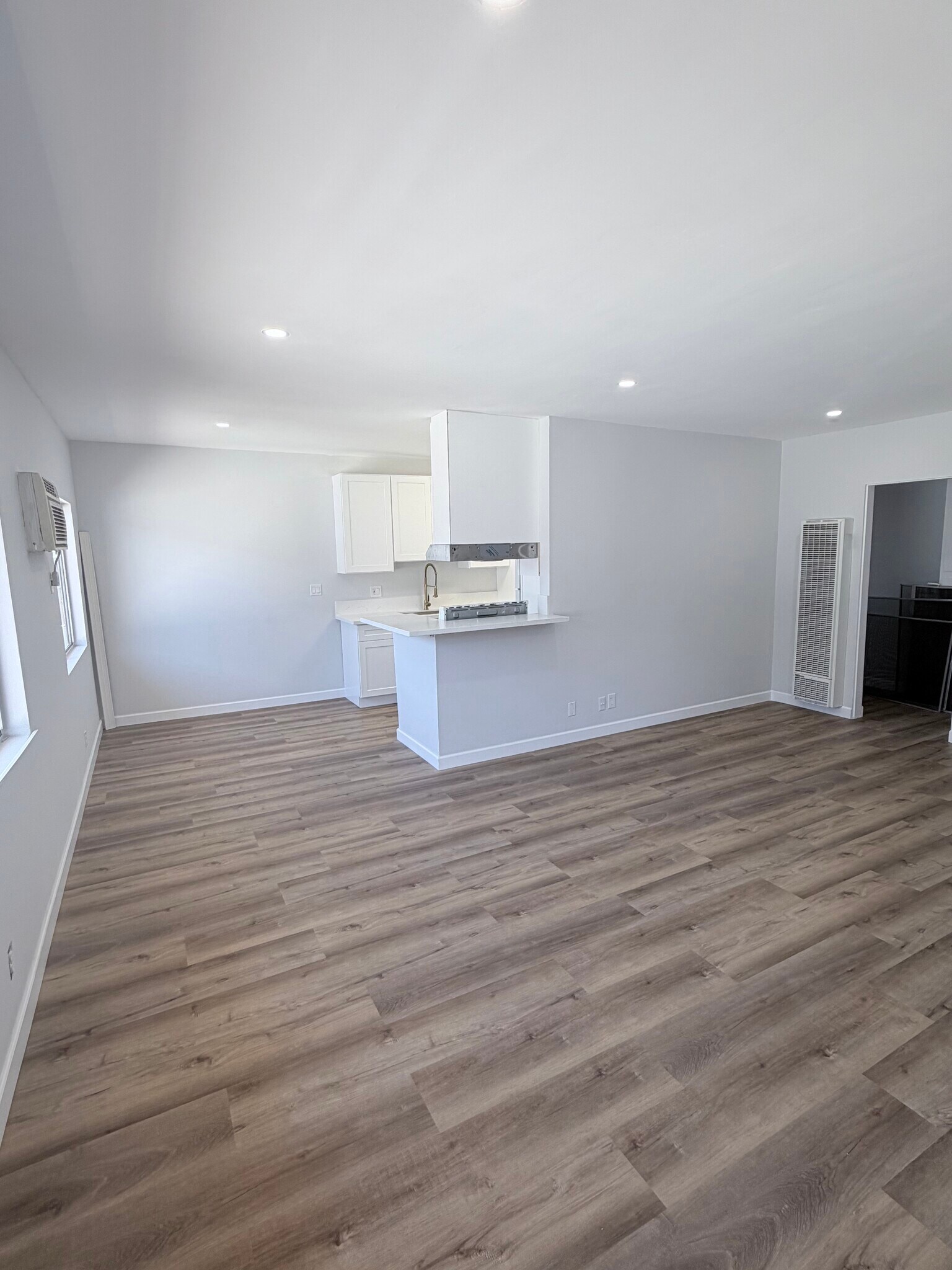 Building Photo - 1223 N Kingsley Dr