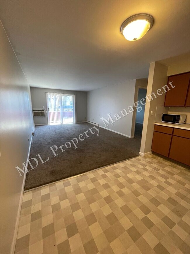 Building Photo - 121 N Woodbridge St