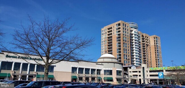 Building Photo - 5750 Bou Ave