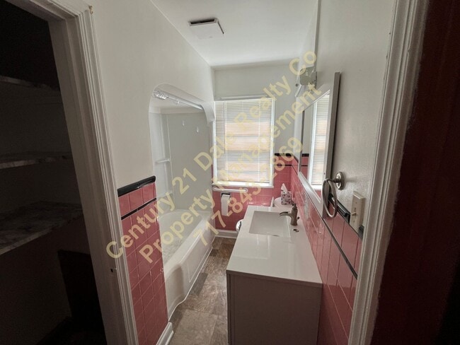 Building Photo - Lovely 3 Bedroom 1 bath all One Level Home...