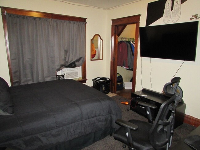 Building Photo - Spacious Madison 5-Bedroom with Yard, Park...