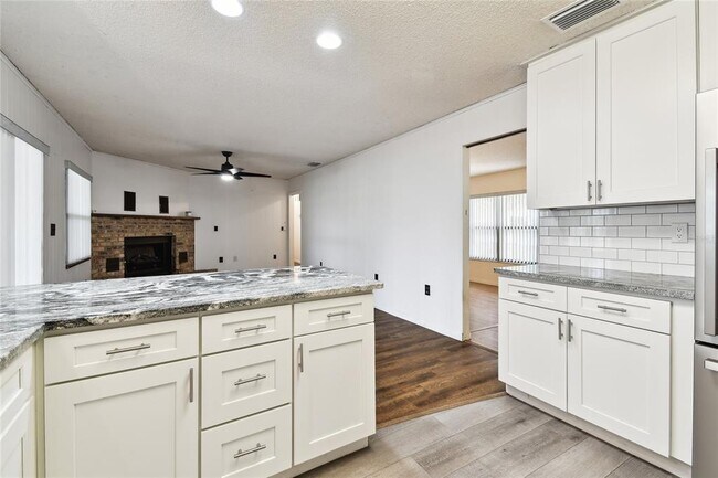 Building Photo - 1102 Shadowbrook Dr N