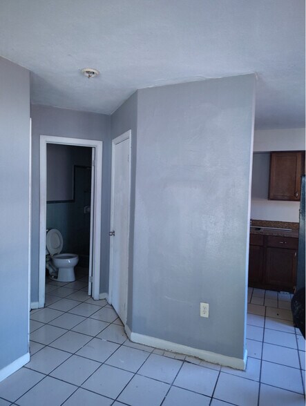 Building Photo - 2558 Congress St