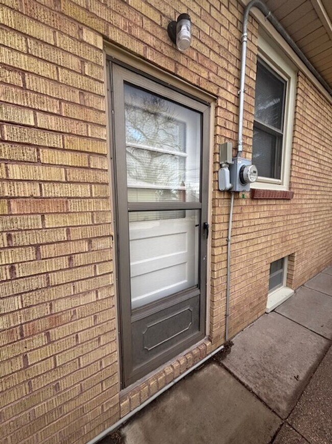 Building Photo - 419 W 5th Ave