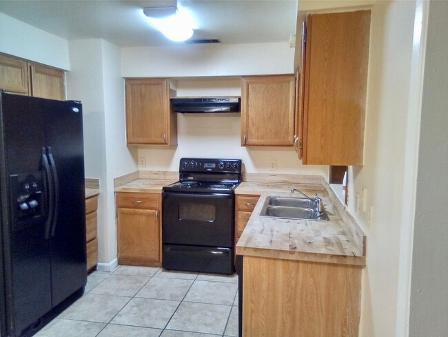 Building Photo - Great 3 bedrooms 2 baths single-family hom...