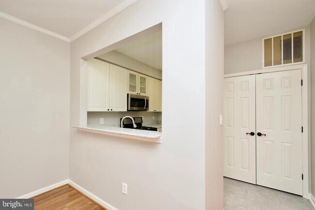Building Photo - 2324 Henshaw Pl