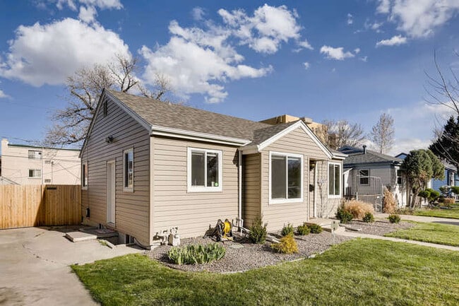 Building Photo - 1370 Xanthia St