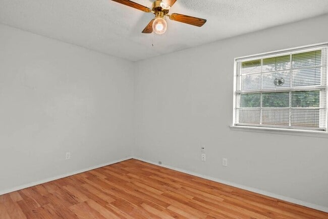 Building Photo - 220 E Beech Ave