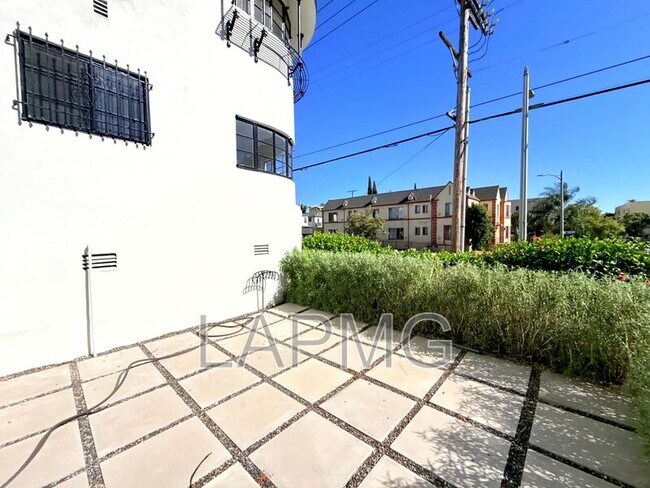 Building Photo - 3919 W 8th St