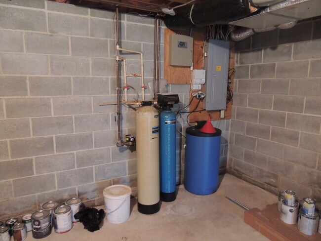 Building Photo - 404 Pinebrooke Cir