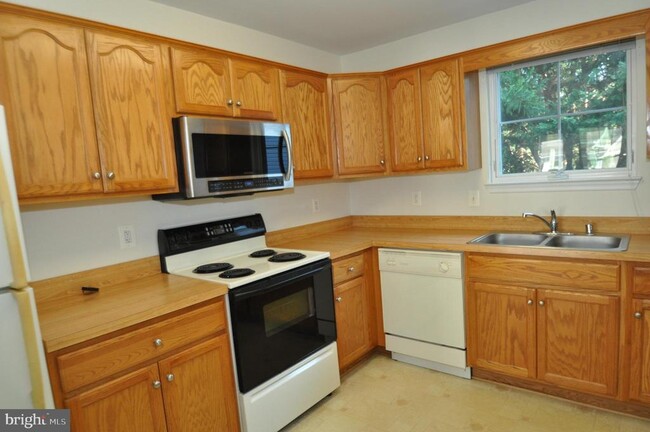 Building Photo - 1111 Jousting Way