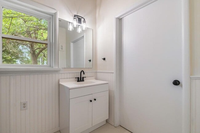 Building Photo - 301 Michael St