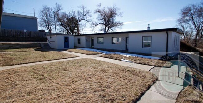 Building Photo - Updated Duplex Near Downtown! - 2 Bed / 1 Bath / 800SF