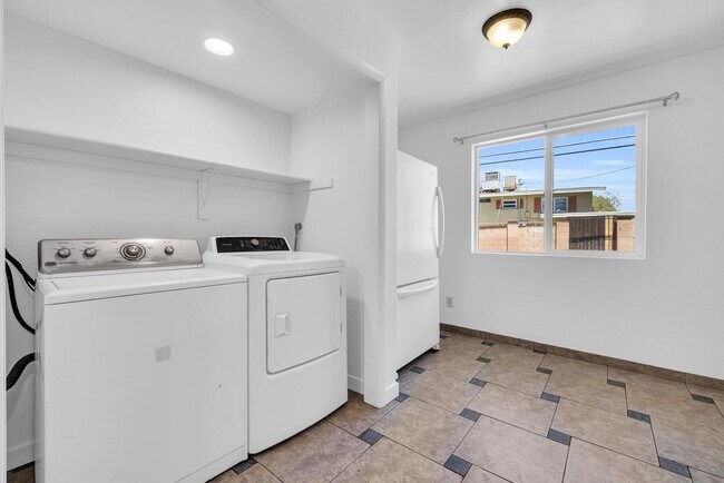 Building Photo - 6 Bedrooms, 3 Bath,  Pool CLOSE TO ASU (Rural & Broadway)