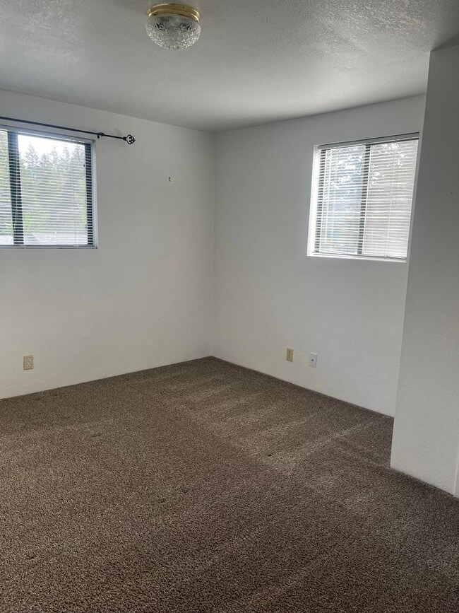 Building Photo - Nice 2 bedroom, 1 bath with yard.