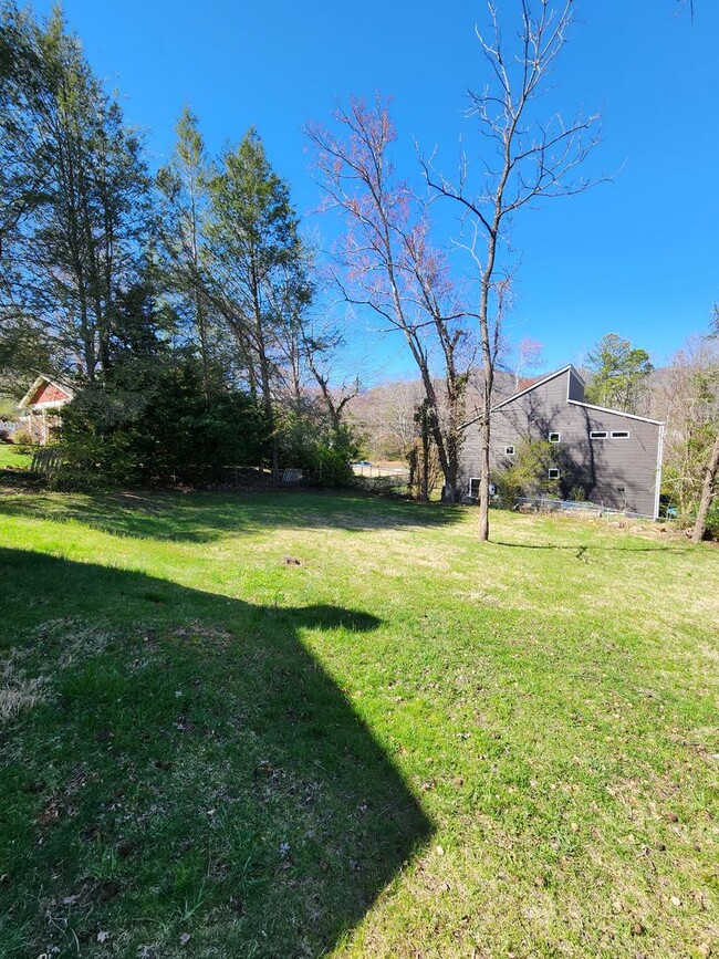 Building Photo - Black Mountain Cottage