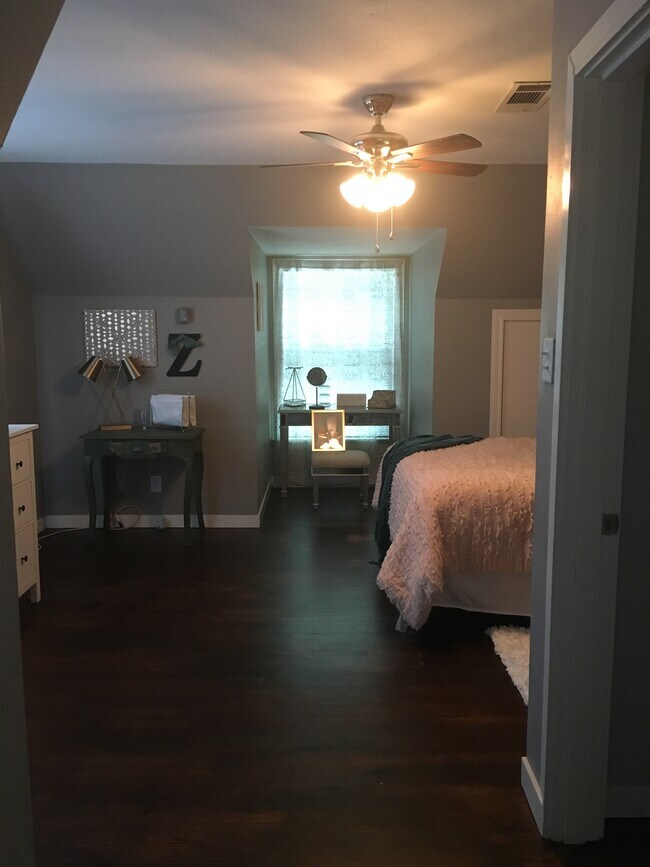 Building Photo - 123 Lloyd St