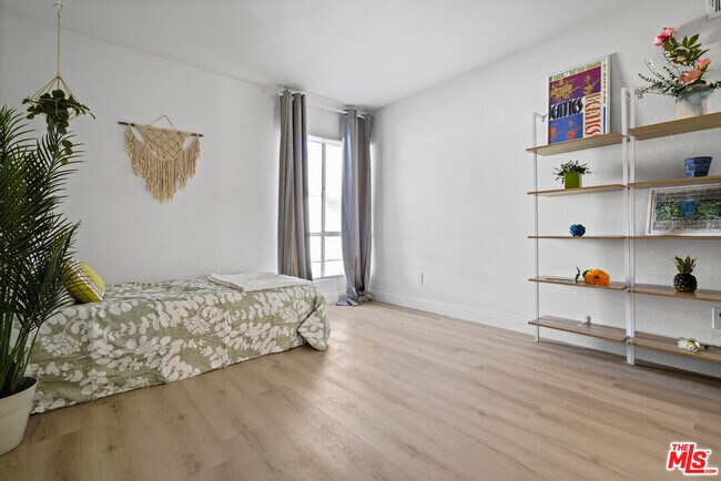 Building Photo - 5245 Coldwater Canyon Ave