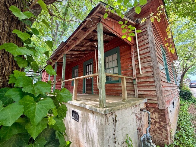 Building Photo - Two Bedroom with Great Screened Porch!