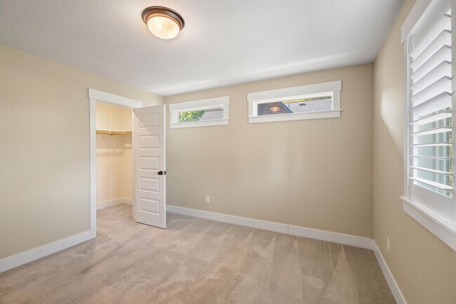 Building Photo - Spacious 4-Bedroom Dream Home – Perfect fo...