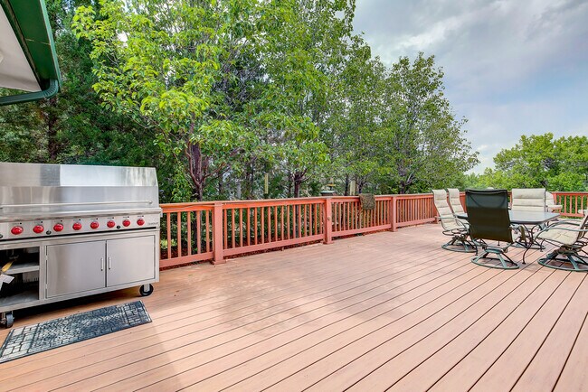 Building Photo - 8280 Queen St