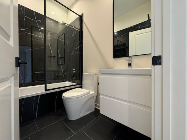 Building Photo - 3 bedroom in Chicago IL 60641