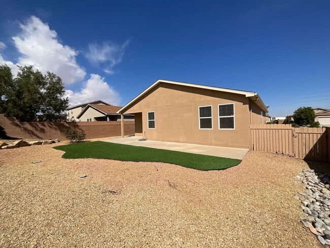 Building Photo - 3 Bedroom + Office Single Story Home Avail...