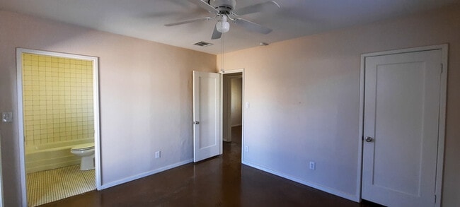 Building Photo - 366 E Weldon Ave