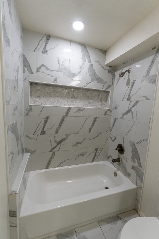 Tile Shower - 9711 Linkmeadow Ln