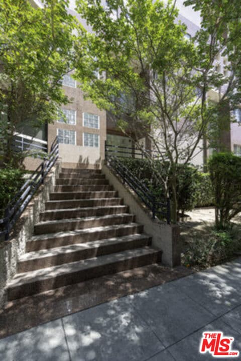 Building Photo - 120 Crescent Dr