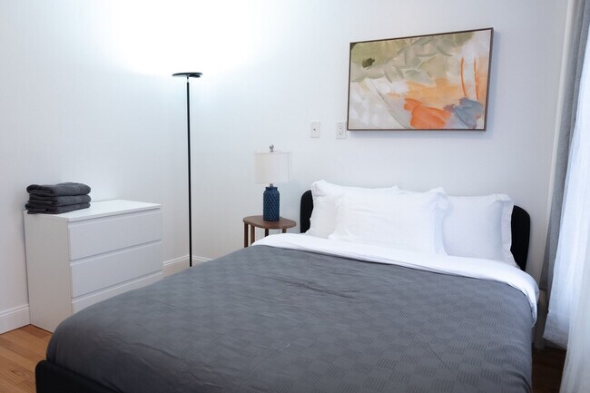 Building Photo - 302 E 104th St