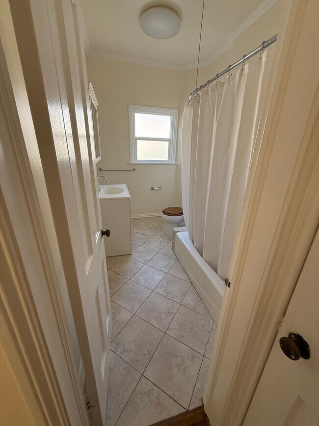 Building Photo - 5906 San Vicente Blvd