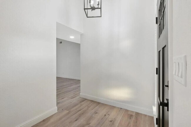 Building Photo - 6379 N Forestiere Ave