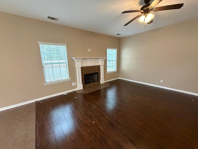 Building Photo - FOR RENT