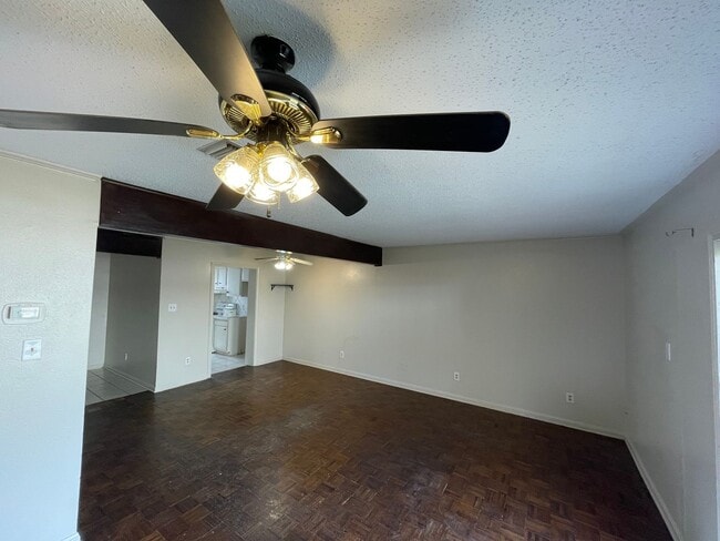 Building Photo - 2 bedroom 1 1/2 bath condominium
